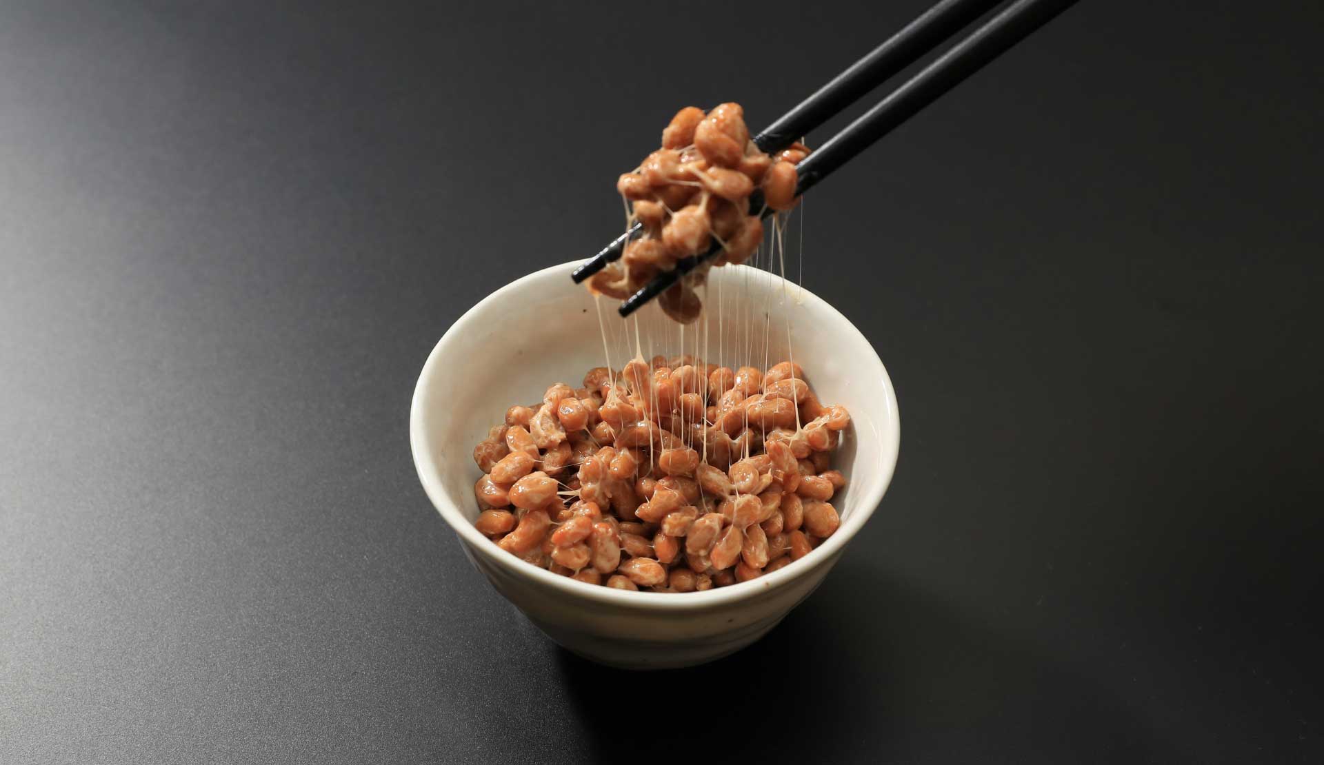 What are the health benefits of the nutrient nattokinase found in natto and how to choose nattokinase supplements?